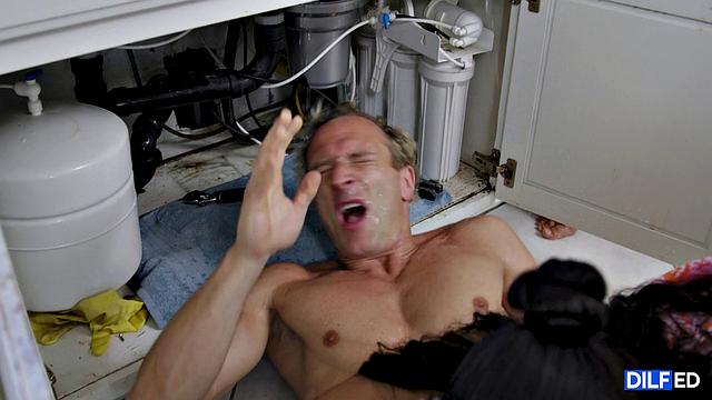 Сантехник трахается с квартиранткой и хозяйкой прямо на кухне, все втроём взрослые и ненасытные.