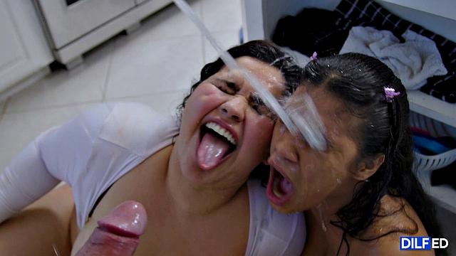 Сантехник трахается с квартиранткой и хозяйкой прямо на кухне, все втроём взрослые и ненасытные.