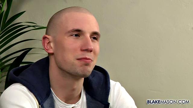 Джейсон Домино берёт инициативу и показывает свой большой член в жёстком гей-экшене