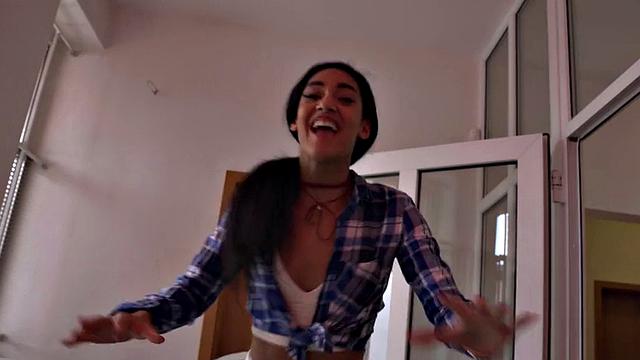 троица в отеле: у неё рот занят, а смех не уходит