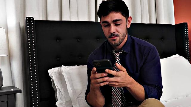 Мускулистый мужик кайфует от голого траха с незнакомцем