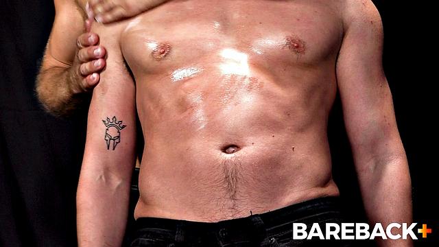 мускулистые мачо в коже устраивают слепой гей-групповуху