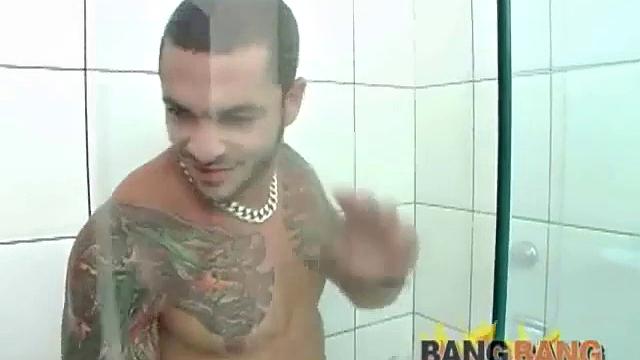 Хулио: качок с тату вытаскивает свой гигант и шутит над скромными