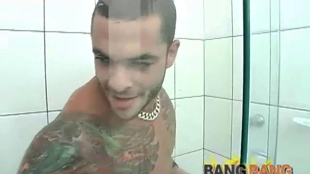 Хулио: качок с тату вытаскивает свой гигант и шутит над скромными