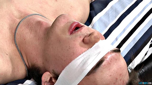 Лука не может сдержаться - дрочит в флешлайте и стонет от желания ещё