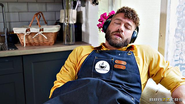 Бодрая бариста наливает кофе и подставляет жопу