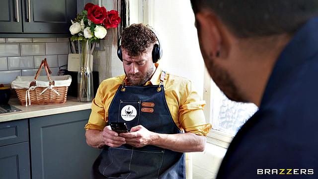 Бодрая бариста наливает кофе и подставляет жопу