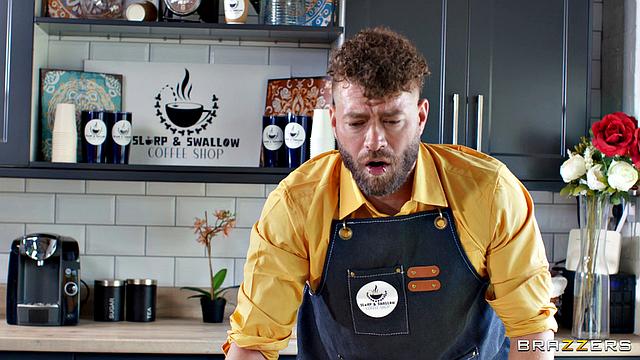 Бодрая бариста наливает кофе и подставляет жопу