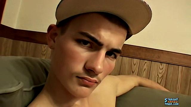 18-летний симпатичный натурал кончает в секс-игрушку за деньги