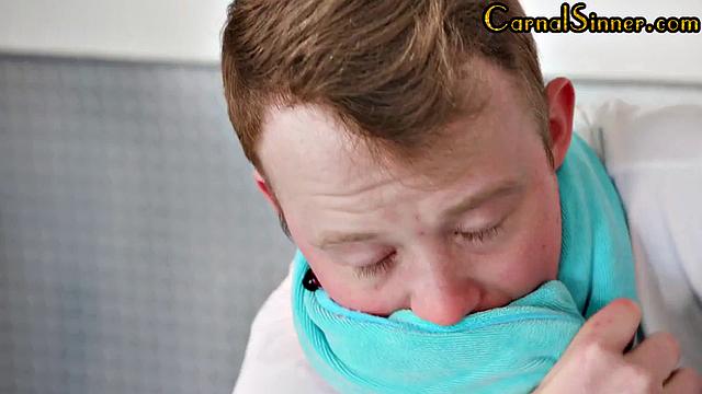 Big MILF gets rimjob by lucky stud