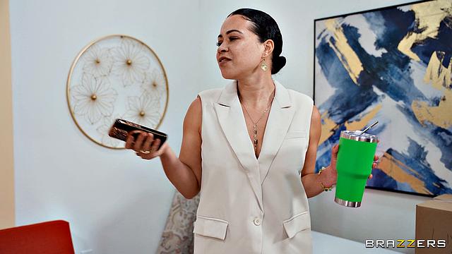 Пышная помощница смазывает маслом и трахает грузчика пока шеф спит