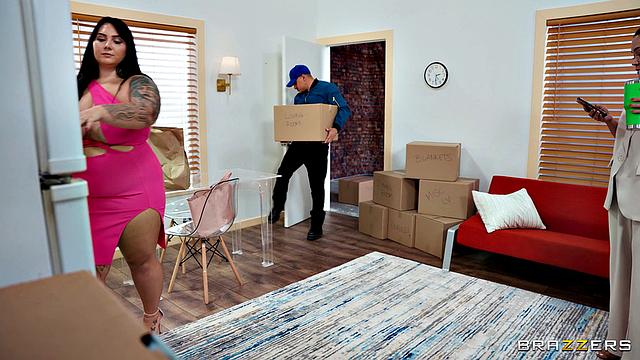 Пышная помощница смазывает маслом и трахает грузчика пока шеф спит