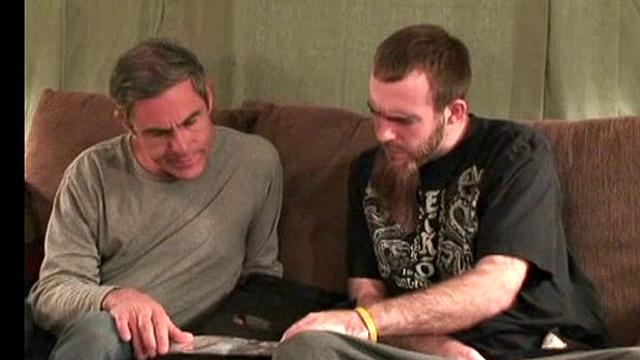 Матти дрочит и сосёт Эду, кончает на лицо парню, гей-любители снимают домашнее видео.