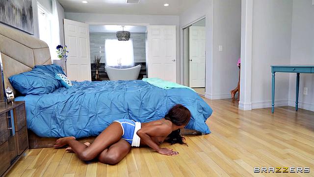 Misty Stone и Ana Foxxx трахаются со страпоном, когда возвращается парень и присоединяется к тройничку.