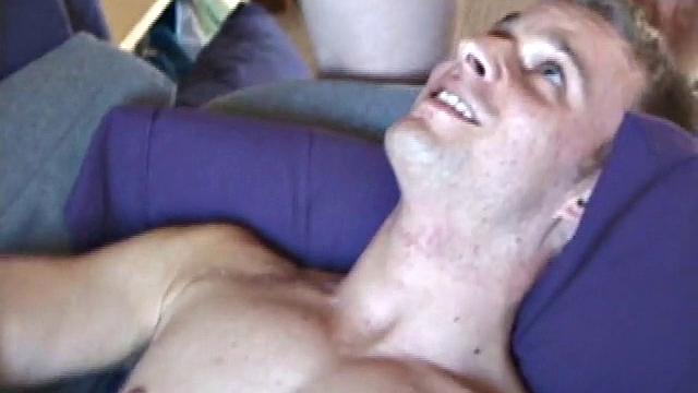 трое возбуждённых парней жадно сосут друг другу