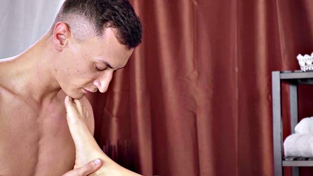 Petite 21yo fucked on oiled massage by foot masseur