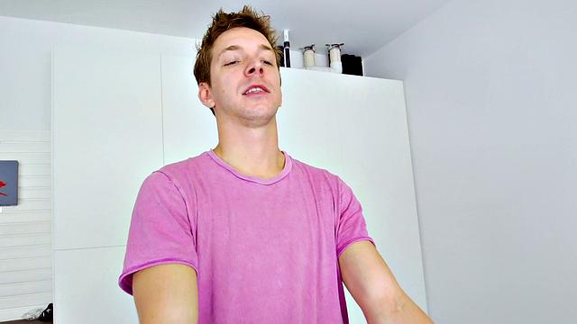 татуированная красотка в лифчике трахается раком и дрочит