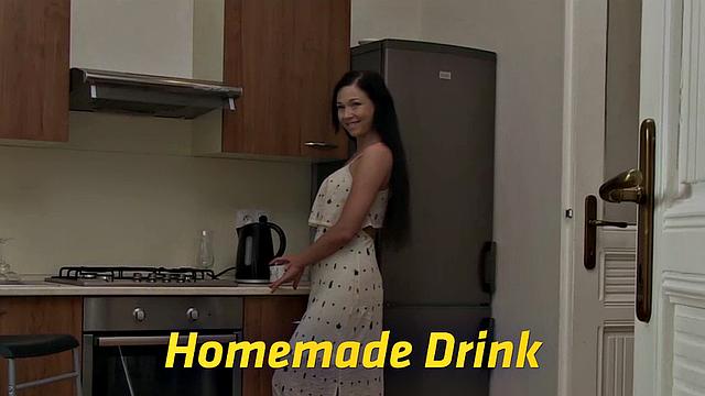 Брюнетка ссыт прямо во время секса раком на кухне - уборка отменяется