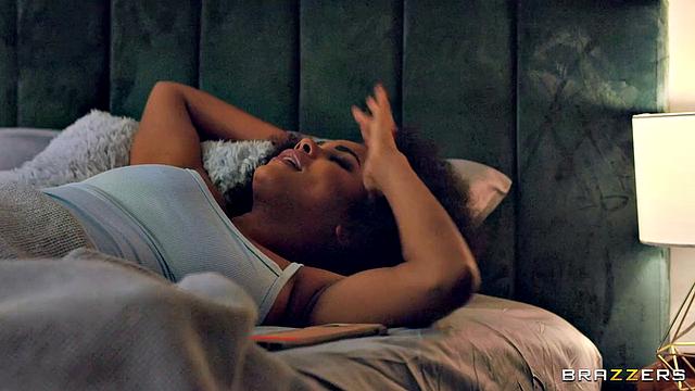 Алина Ли и Дестини Круз готовятся к страстному тройничку со Small Hands, соблазнительно наряжаются и хотят жесткого секса всю ночь.