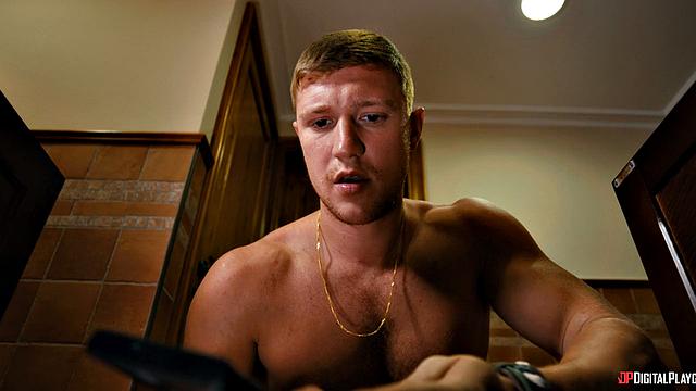 Зааваади без слов соблазняет Оливера Флинна и трахается с ним на кухне, когда он пытается держать себя в руках.