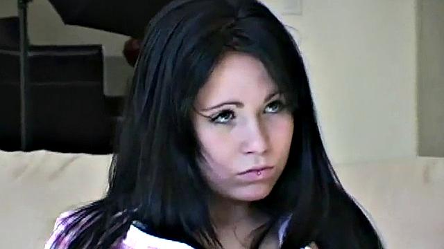 Смотри, как аппетитная брюнетка раздевается и позирует