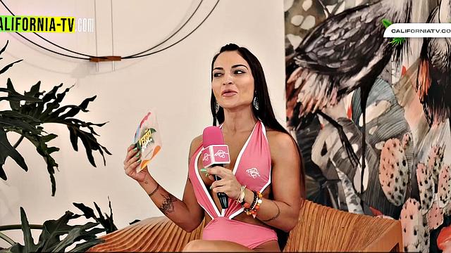 бразильские инфлюенсерши раздеваются на пляже и хвастаются большими сиськами