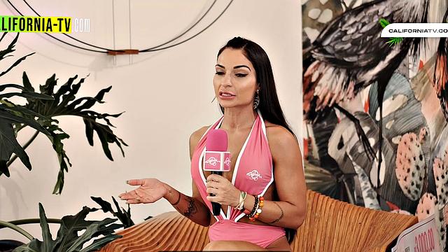 бразильские инфлюенсерши раздеваются на пляже и хвастаются большими сиськами