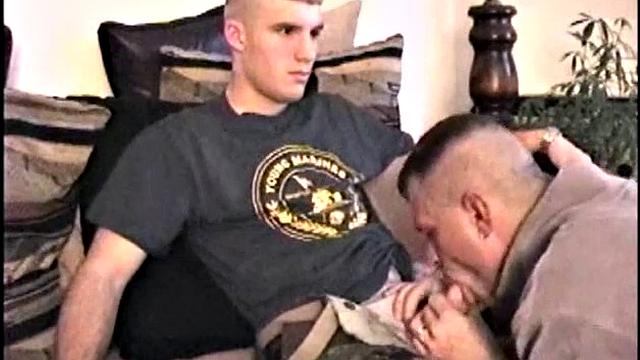 Строгий CJ сосет в форме, хоть сейчас на плац - а тут только парни в деле, гей веселье на максимум!
