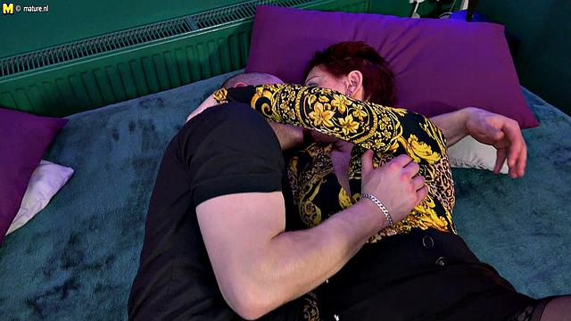 зрелая жена сосёт и трахается с молодым любовником