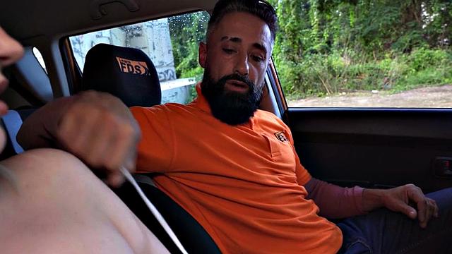 студентка с большими сиськами заглатывает хуй в машине на улице