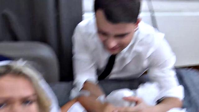 роскошная блондинка расплачивается телом с ростовщиком на глазах у жениха