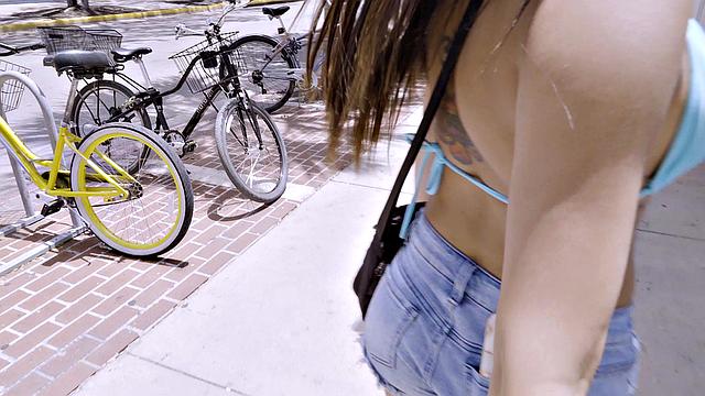 шалит сводная сестра на курорте - пляж разогрет, парень тоже