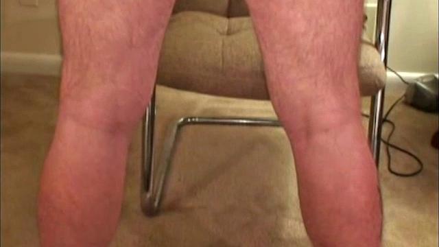 скотт дрочит после тяжелой смены