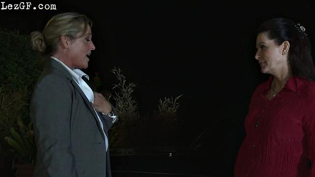 офисные леди не сдерживают страсть и жарко трахают пальцами