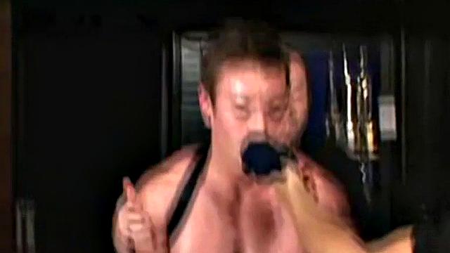 Скотт дрочит свой толстый член и стонет, глядя гей-порно