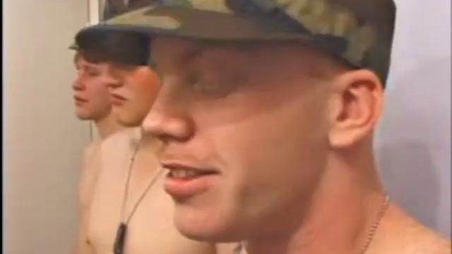 мускулистый скейтер с жадностью отсасывает двум матросам