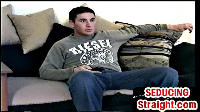 Amateur stud gets sucked and wanked by gay at home