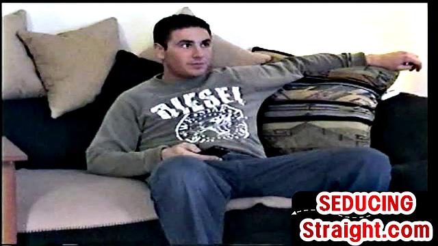 Amateur stud gets sucked and wanked by gay at home