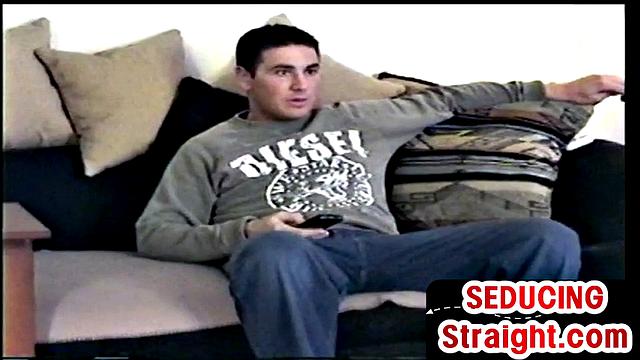 Amateur stud gets sucked and wanked by gay at home