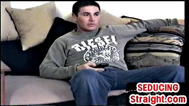 Amateur stud gets sucked and wanked by gay at home