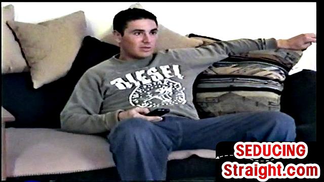 мачо не устоял и дал парню отсосать и подрочить до конца