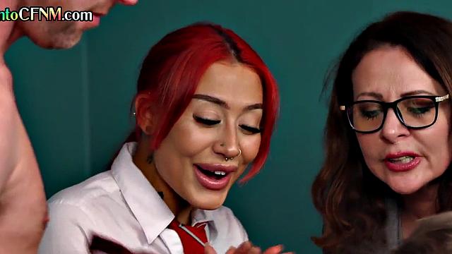 смотри, как cfnm сучки заводят парня и дрочат ему по жёсткому