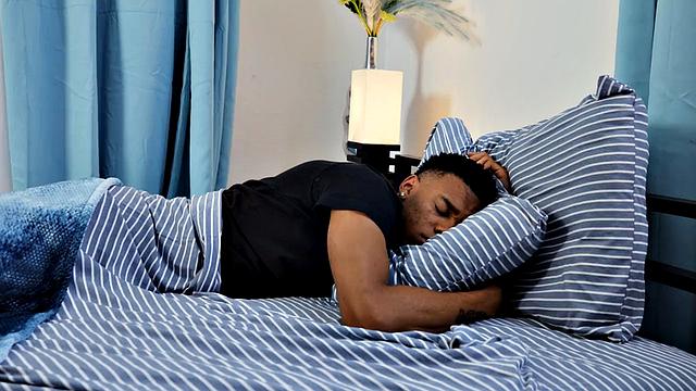 Астерия Даймонд страстно сосет и катается на члене Лоусона Джонса утром, заканчивая ему на лицо.