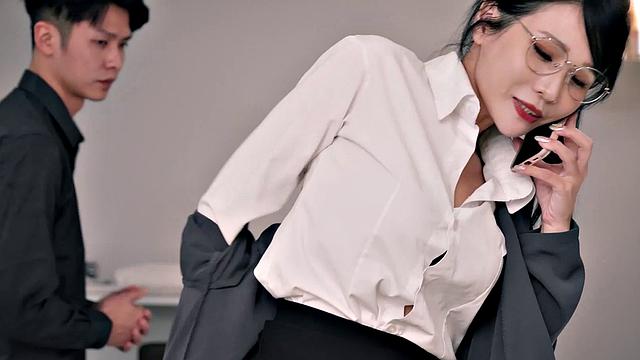 Chinese MILF Xian'erai Gets A Relaxing Massage In Pantyhose