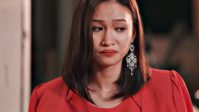 Ли Эр сочно сосёт и трясёт большими сиськами