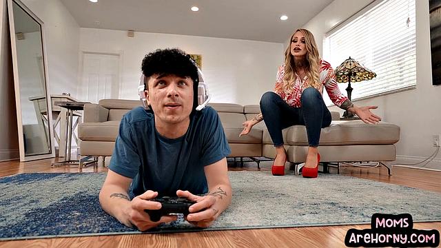 Big ass cougar bounces on stud's cock