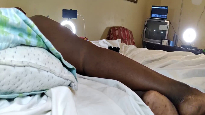 A hot American MILF masturbate in the bedroom with her bald pussy