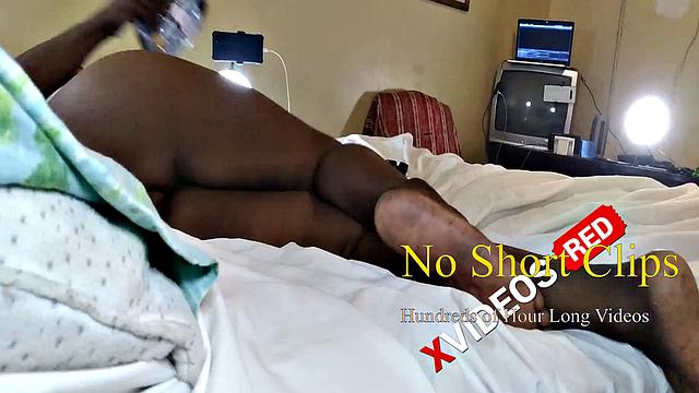 черная зрелая развалилась на кровати и дрочит гладкую киску