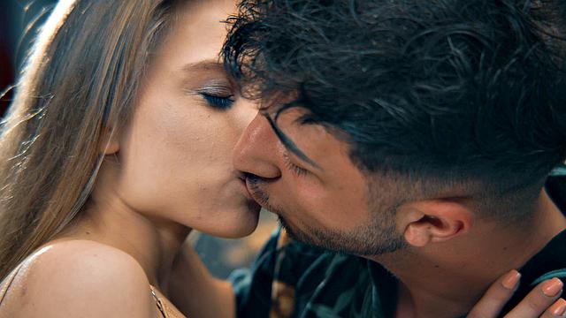 Бонни трахается на пианино и с жадностью ловит финальный залп на лицо