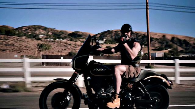 катрина джейд разносит кровать с пирсингом на киске и хвостиками